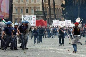 Miles de personas (200.000, según los organizadores, y 7.000, según la Policía) se manifestaron por las calles de Roma contra la guerra de Irak y la presencia en Italia del presidente de EU, George W. Bush.