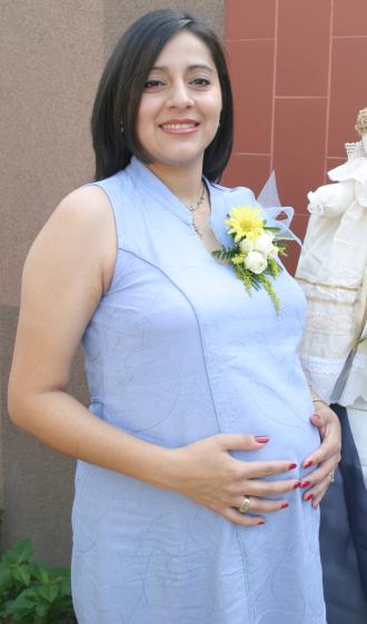 Rosa Velia Contreras de Almaraz disfrutó de una fiesta de canastilla, por la lllegada del bebé que espera.