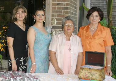 Marcela acompañada de Sandra Bollaín y Goytia de Roiz, Ofelia Wong de Cueto e Irene Villarreal de Bollaín y Goytia.