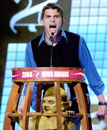 Ashton Kutcher presentó la actuación de ' Bestie Boys' en el escenario.

Amenizaron los Beastie Boys, Yeah Yeah Yeahs y D12, grupo que contó con la participación de Eminem quien sorprendió a la audiencia cuando se bajó los pantalones y enseñó su parte trasera.