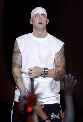 En uno de los momentos cuando D-12 cantaba, Eminem se colocó de espaldas y sin más se bajo su pantalón mostrando sin mayor rubor su trasero al público, que le festejó su puntada.