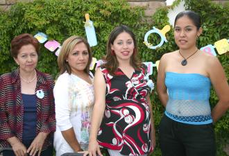 Adriana Muñoz de Picherdo acompañada de Juani de Muñoz, Claudia de Muñoz y Jessica Pérez, anfitrionas de su fiesta de canastilla.