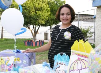 Alhelí Flores de Reyes recibió numerosos obsequios, en su fiesta de canastilla.