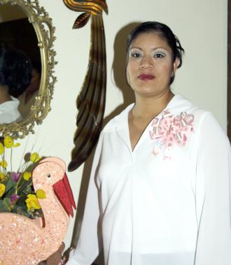 Jauanis García de Ruiz recibió sinceras felicitaciones, en la fiesta de regalos que le ofrecieron por el próximo nacimiento de su bebé
