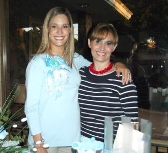 Astrid Alatorre de Arenas acompañada de Adriana Serna de Alatorre en la fiseta de canastilla que le ofreció al bebé que espera.