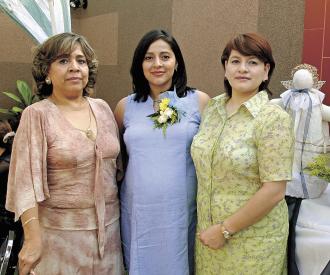 06 de Junio   
Rosa Velia Contreras de Almaraz con las organizadoras de su fiesta de canastilla, Graciela S. de Contreras y Laura Contreras de Laratta