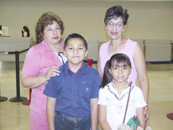 Eduardo y Laury Almaraz y Lucero Garza viajaron a Tijuana., los despidió Laura Garza.