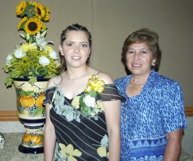 Adriana acompañada de su mamá, la señora Alicia Lozano de Ruiz