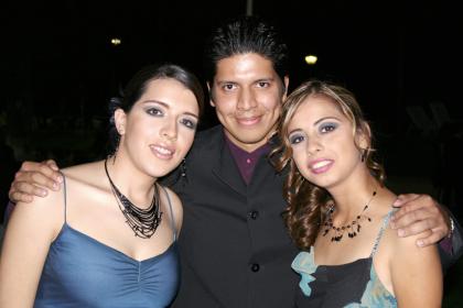 Marijose Hernández, Cristopher Yáñez y Marlene Hernández.