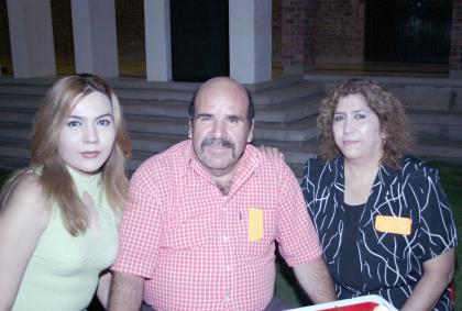 Yadira Hernández, Julio Hernández Rosas y Leonor de Hernández.
