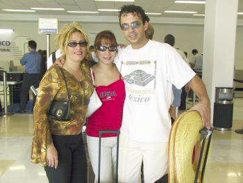 09 de Junio   
Maricela Mora fue despedida por Marisa y Rogelio Mora antes de viajar a Los Ángeles