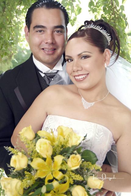 Sr. Iván de Jesús Figueroa Aldape y Srita. Brenda Elvira Zapata Tinoco recibieron la bendición nupcial en la iglesia de La Inmaculada Concepción el sábado primero de mayo de 2004