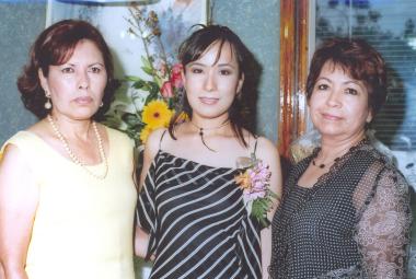 Maribel Ramírez Hernández acompañada de las organizadoras de su despedida de soltera, señoras Juanita Rodríguez y María Inés Hernández.