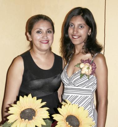  10 de Junio   Tannya Elizabeth Fernández Rodríguez disfrutó de su primera despedida de soltera, organizada por María Teresa Rodríguez Saucedo.