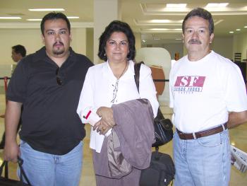 Leticia Márquez viajó a Miami y fue despedida por Roberto Álvarez y Jesús Roberto Álvarez.