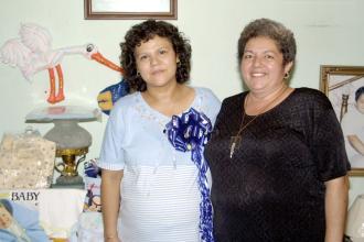 Blanca Alicia Morones Martínez acompañada de Socorro Aguilar Silva, organizadora de su fiesta de canastilla.