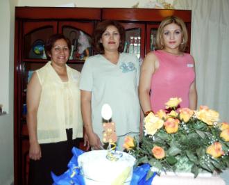 Guadalupe Quintero acompañada de Hermelinda Quintero y Gabriela Frías, organizadoras de su fiesta de regalos.