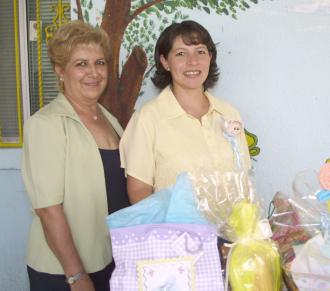 Laura Lizárraga de Martínez con la anfitriona de su fiesta de canastilla, Rosalba Rodríguez de Martínez.