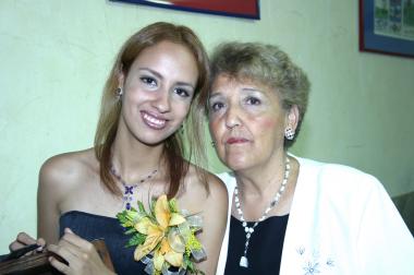 Gloria Amparo Rangel Ruiz con su mamá Gloria Ruiz de Rangel, en la despedida de soltera que le ofreció por su proóxima boda.