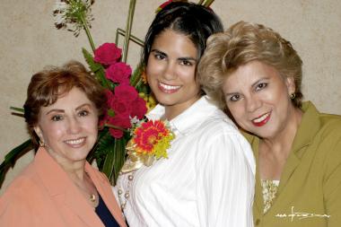 La festejada junto a MAru Vargas Correjo y Maris Ortiz de Lozano.