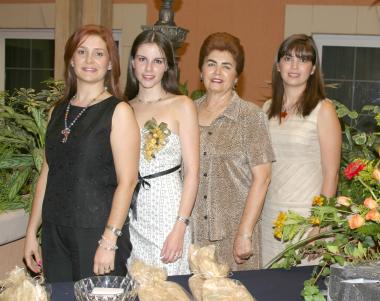 Olivia Castañeda Diez en compañía de Amelia Rodríguez de Muñoz, Nina Santos de Muñoz y Karla von Bertrab de Muñoz, en su despedida de soltera.