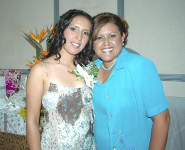 11 de Junio   
Perla Valeria Ayala Alanís acompañada de su mamá, Oralia Alanís de Ayala, organizadora de su despedida de soltera.