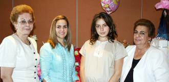 Janeth Bitar de Pose con las anfitrionas de su fiesta de canastilla realizada en días pasados, Gloria Humphrey, Janeth Canavati y Luisa Feranada Ruiz.