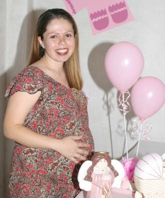 Maricela Herrera de Hernández, en la fiesta de regalos que le ofrecieron en honor del bebé que espera.