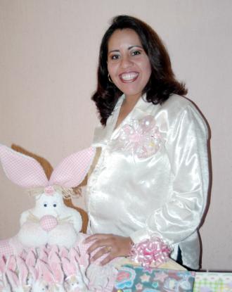 Ana María Licerio de López recibió sinceras felicitaciones, en la fiesta de regalos que le ofrecieron al bebé que espera.