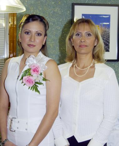Alicia Mayela Martínez Olvera junto a su mamá Mayela Olvera Hernández en la despedida de soltera que le ofreció en días pasados