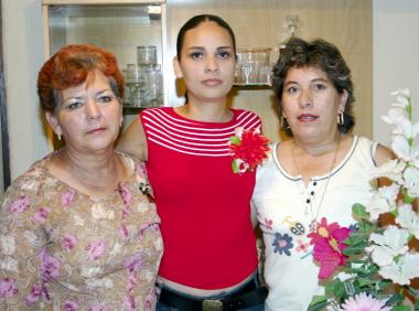 Ivone Saltijeral de León acompañada de María del Socorro de León en su despedida de soltera