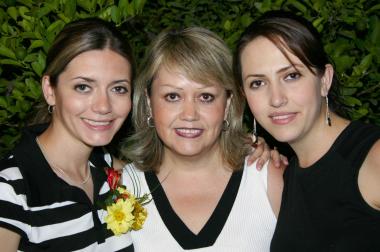 Liz Dabdoub Velázquez acompañada de su mamá, Laura Velázquez de Dabdoub y de su hermanita, Helwe Dabdoub, en su despedida de soltera