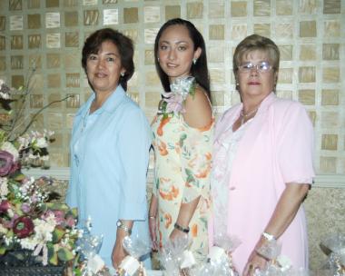 Ana Lilia Chavarría Limón acompañada de las organizadoras de su despedida, Ana María Limón de Chavarría y Feliza Rodríguez de González.