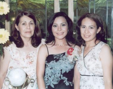 Nancy en compañía de las anfitrionas de su festejo, María Guadalupe Muñoz de López y Lupita López Muñoz.
