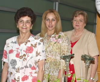  16 de Junio   
Melina Flores de Izquierdo con las anfitrionas de su fiesta de canastilla, Margarita Chibli de Flores y Dora García de Izquierdo.