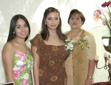 La festejada en compañía de su hermana y de su mamá, la señora Humbelyna Govea Rodríguez.