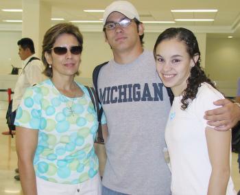 Alejandro Aguilar viajó a Londres y fue despedido por Deborah Mery y Lilia Aguilar.
