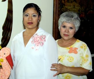  18 de Junio   Juanis García de Ruiz en compañía de la organizadora de su fiesta de regalos, Amalia de Ruiz.