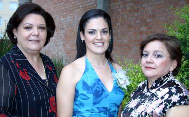 Cecilia Ortiz Saborit, acompañada de Mary Saborit de Ortiz e Isabel Fematt de Espinoza, organizadoras de su despedida de soltera.