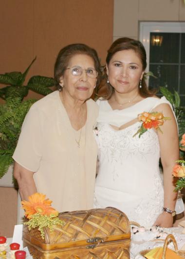 Luz Amparo Martínez Ramírez junto a la señora Leidy Peniche de Gurrola, en la despedida de soltera que le ofrecieron.