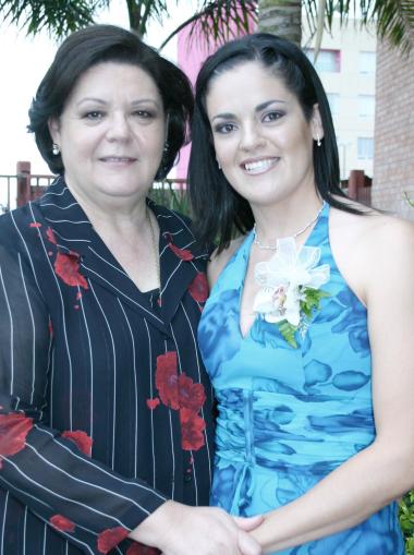 Cecilia Ortiz Saborit acompañada de su mamá, Mary Saborit de Ortiz, organizadora de su despedida de soltera.
