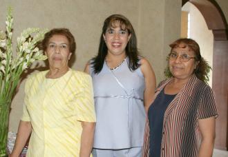  21 de Junio   

Virginia del Rosario Hernández Rojo en compañía de Silvia Sánchez Saires y Socorro Rivas de Hernández, organizadoras de su fiesta de canastilla..