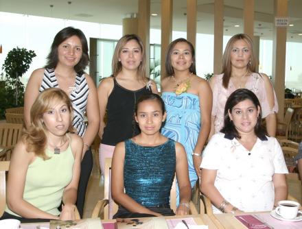 María Guadalupe López Santana, con algunas de las asistentes a su despedida de soltera.