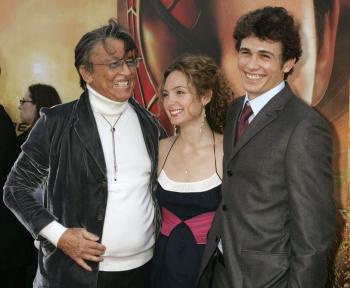 James franco (Der.) posa junto su novia Robin Cohen (Centro) y al afamado productor Robert Evans (Izq.).