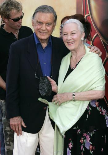 Los actores Cliff Robertson y Rosemary Harris posaron amablemente para las cámaras.
Esta última interpreta a la Tía May, no requirió de dobles para algunas escenas de acción de El Hombre Araña 2, ¡a los 78 años de edad!.