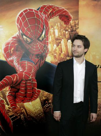 Una vez más cientos de fanáticos de El Hombre Araña cayeron en su red, durante la premiere mundial de la segunda parte de la cinta, que llegará el 30 de junio a los cines de Estados Unidos y el dos de julio a México. 
La ceremonia de la alfombra roja se llevó a cabo en el Mann’s Village Theatre, donde el arácnido se apoderó de extremo a extremo de la calle para que desfilaran las estrellas de la cinta e invitados.