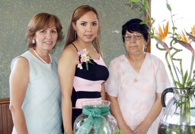 Cristy de León Serna con las anfitrionas de su primera despedida de soltera, Rosario de De León y Tana de Valverde.