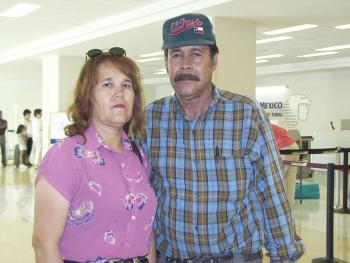 María Ulloa viajó a San José California y fue despediad por José Ángel Ríos.