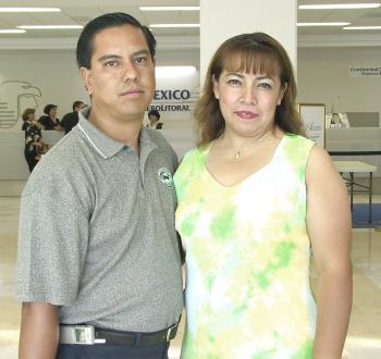  22 de Junio   
José Manuel Morales viajó a la Ciudad de México y fue despedido por Susana Gallegos.