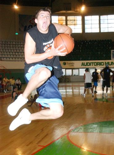 Issac Gildea terminó como el máximo anotador de Algodoneros en 2003, de cara a una nueva temporada será pieza clave en las aspiraciones del conjunto local, pionero de la Liga Nacional de Baloncesto Profesional que llega a cinco años de vida